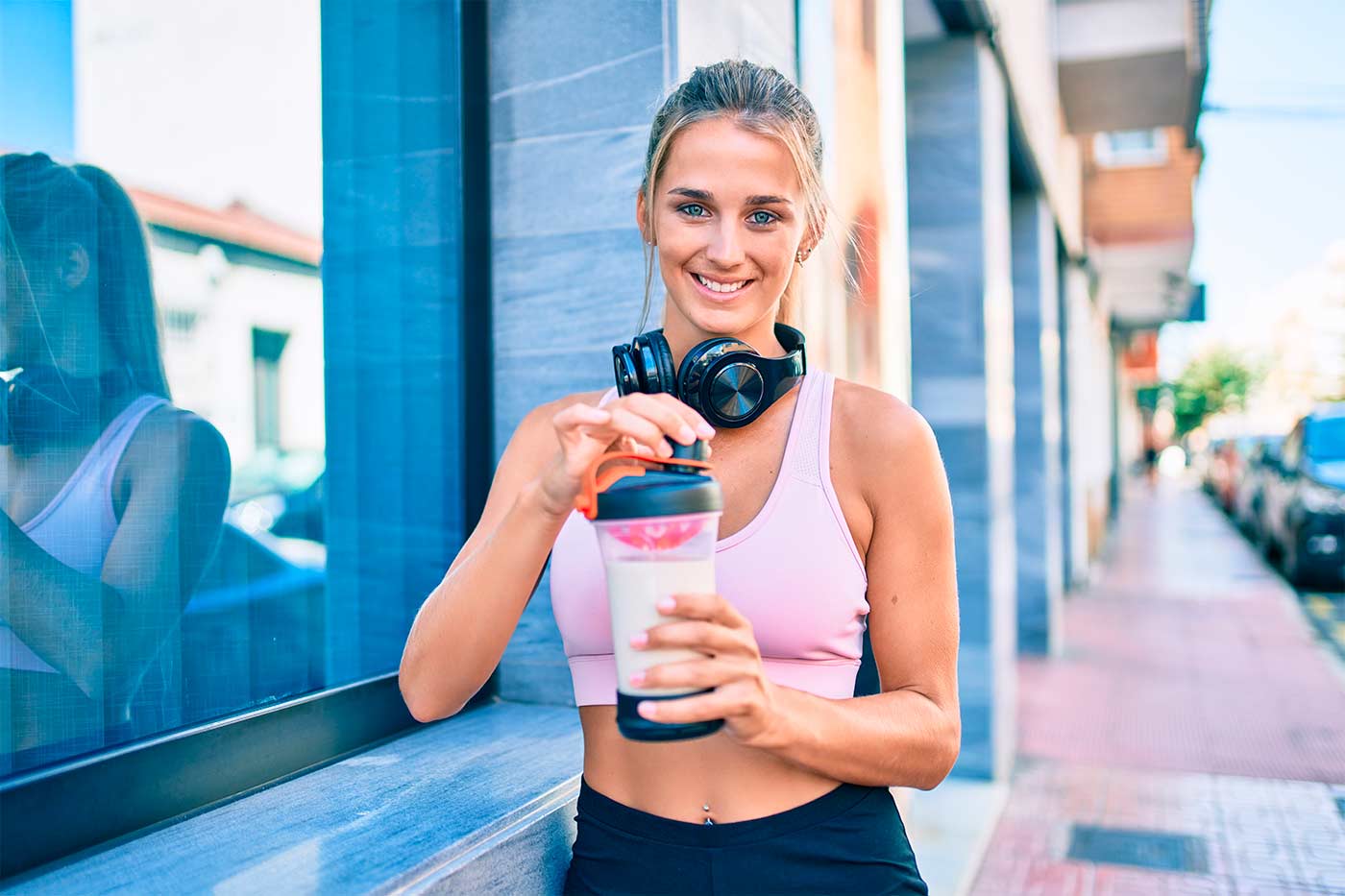 Batido de proteína para ganar masa muscular: ¿mezclarlo con agua o con leche?