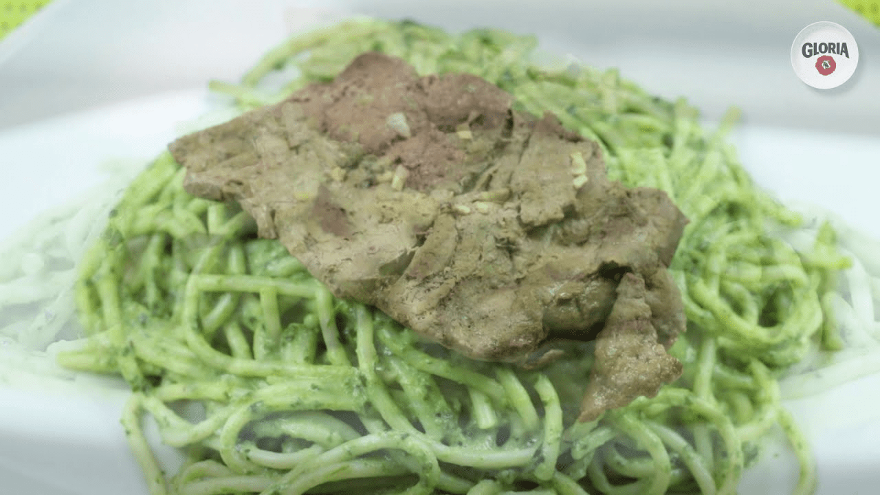 Tallarines verdes con sábana de hígado