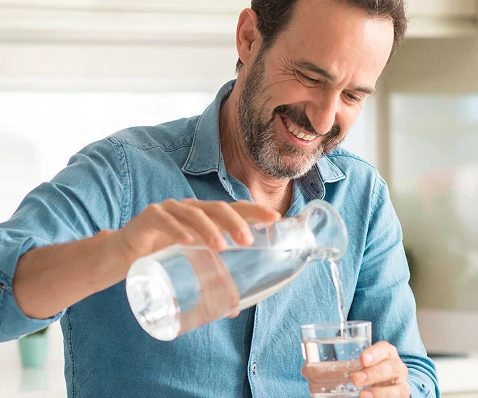¿A qué se debe la sed en verano?